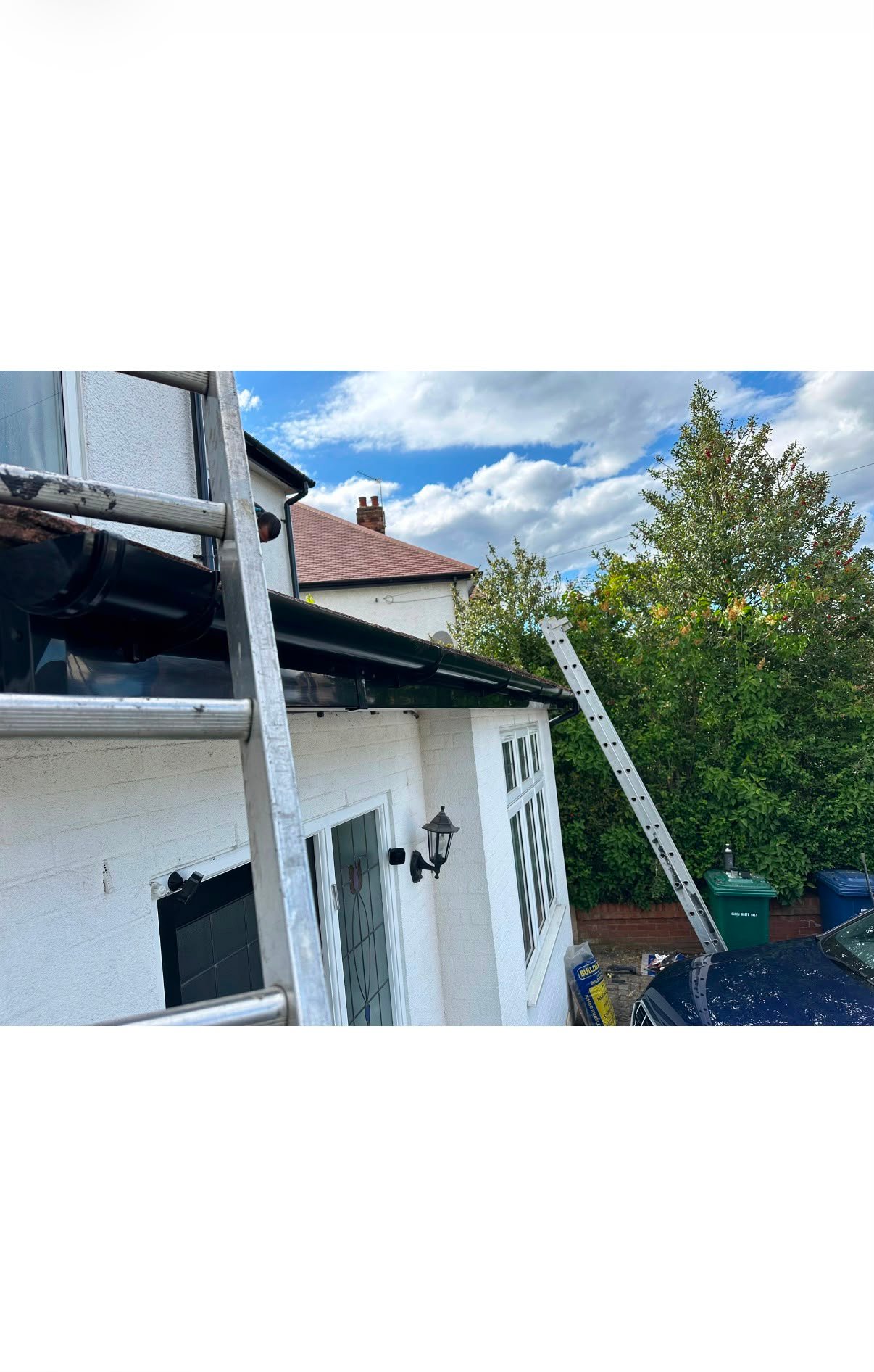 Roof surface and lower roof-edge drainage area